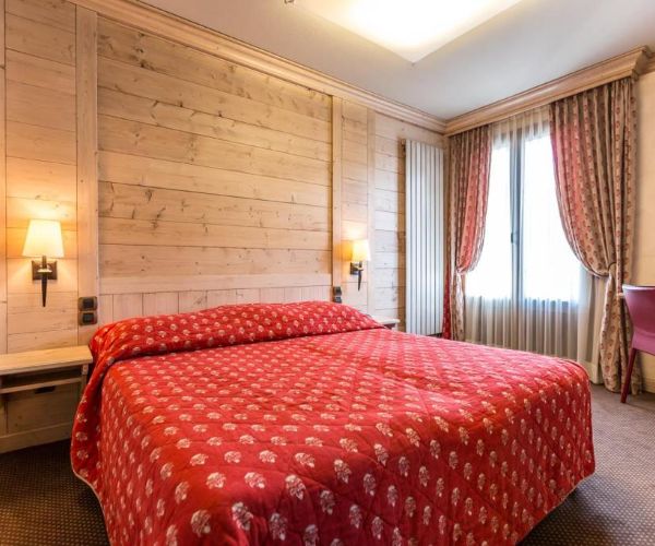 Champs Fleuris Hotel Room