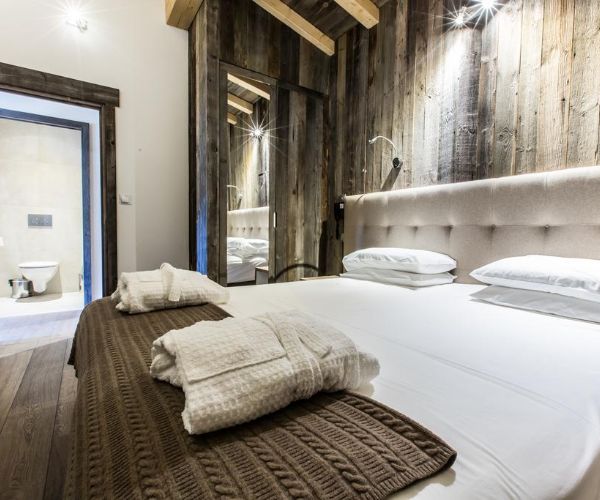 Crychar Hotel Rooms