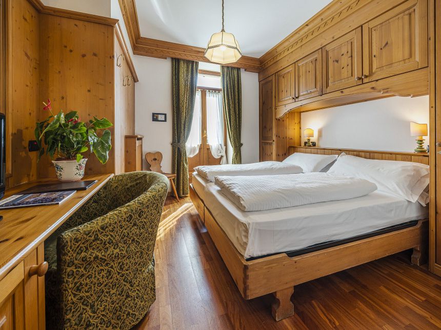 Hotel Rooms & Suites