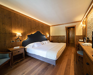 Hotel Rooms & Suites
