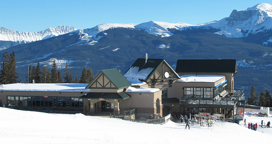 Caribou lodge at the base area. Photo: Marmot Basin Ski Resort